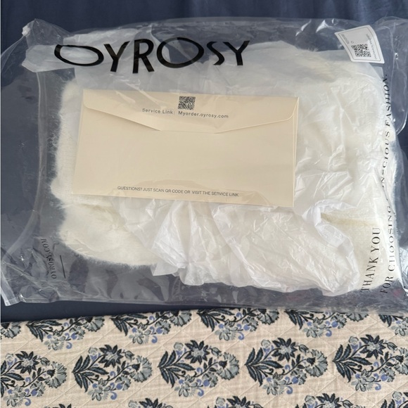 Elegant White Knit Dress with Button Detail - Picture 5 of 5